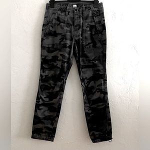 GAP MEN’S GRAY CAMOUFLAGE CARGO PANTS SIZE 30 X 30